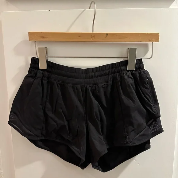 Lululemon Hotty Hot Low-Rise Lined Short 2.5" in size 6, black w/ subtle stripes - Picture 6 of 9